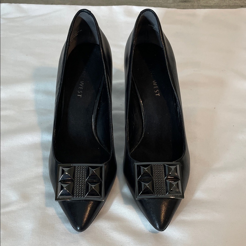 NineWest Black Leather Pointed Toe Studded Embellished Heels Shoes Womens Size 7